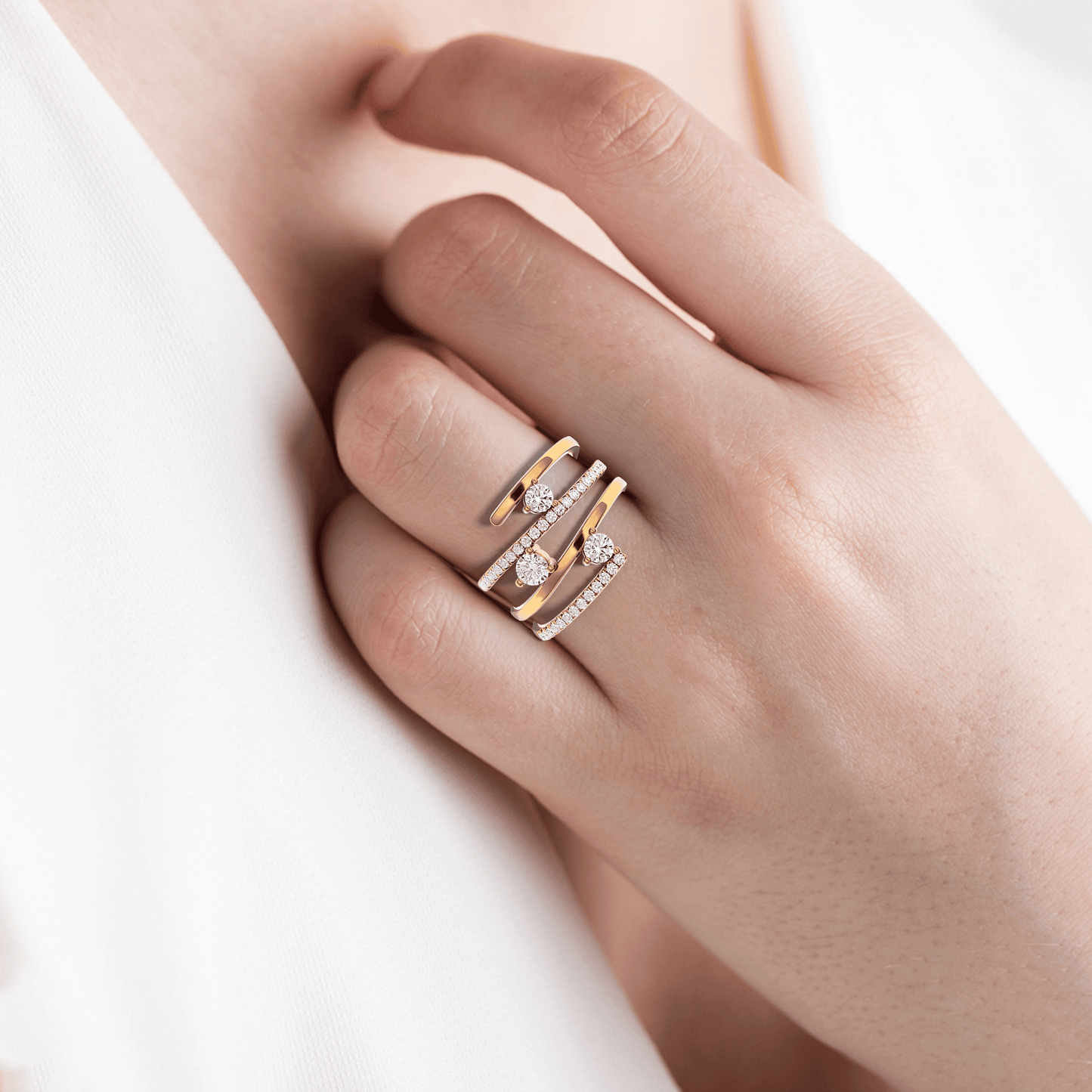 Classic yellow gold ring with round-cut diamonds, timeless and luxurious